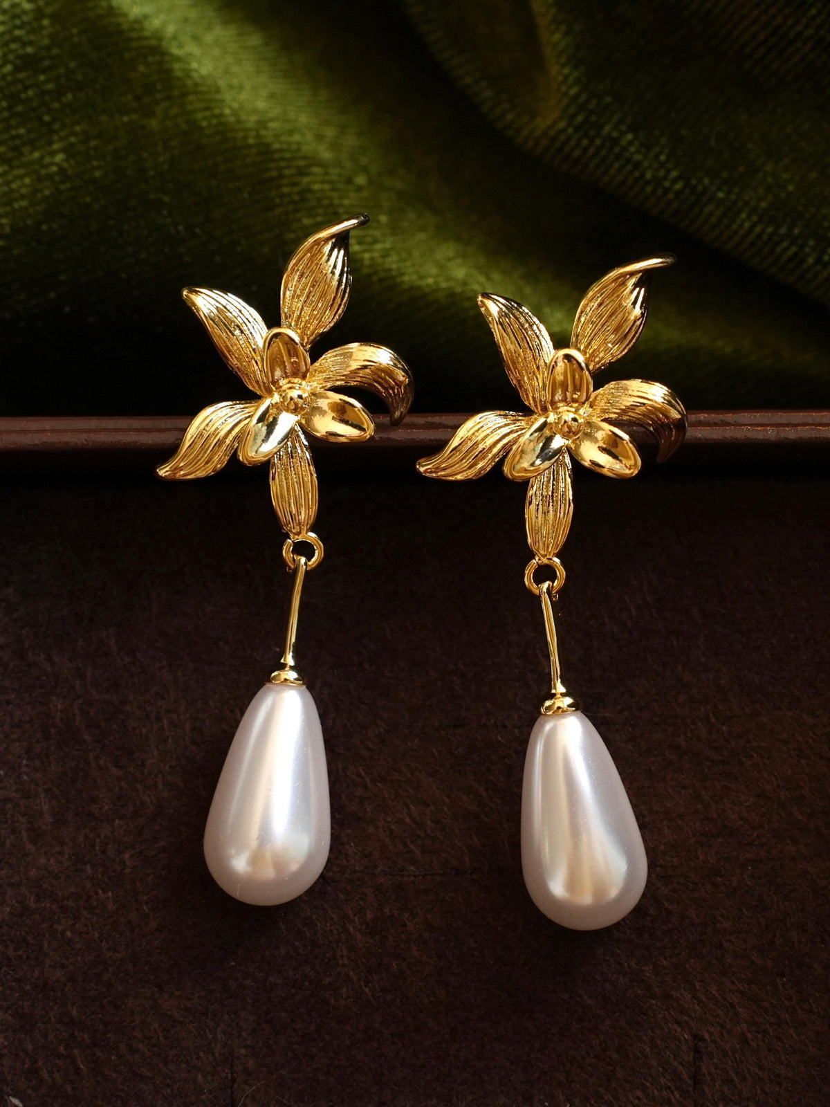vintage pearl drop earrings