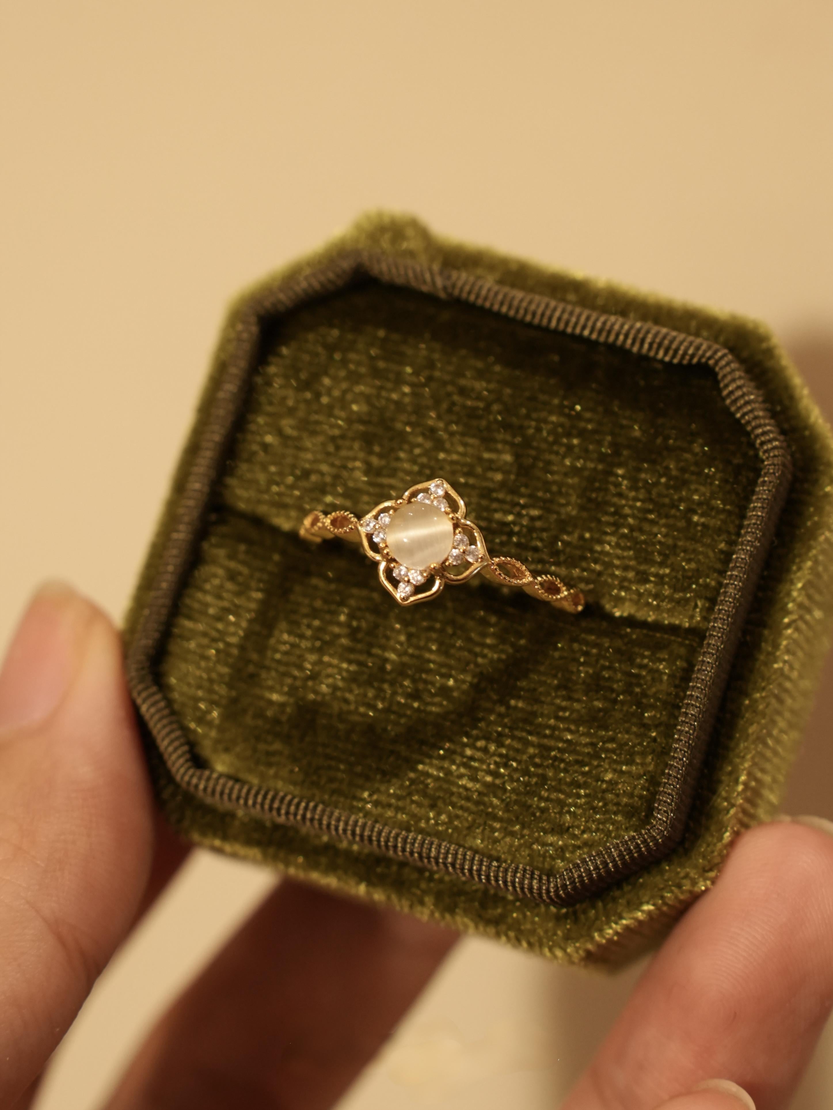 Clover Cat's Eye Stone Open Ring