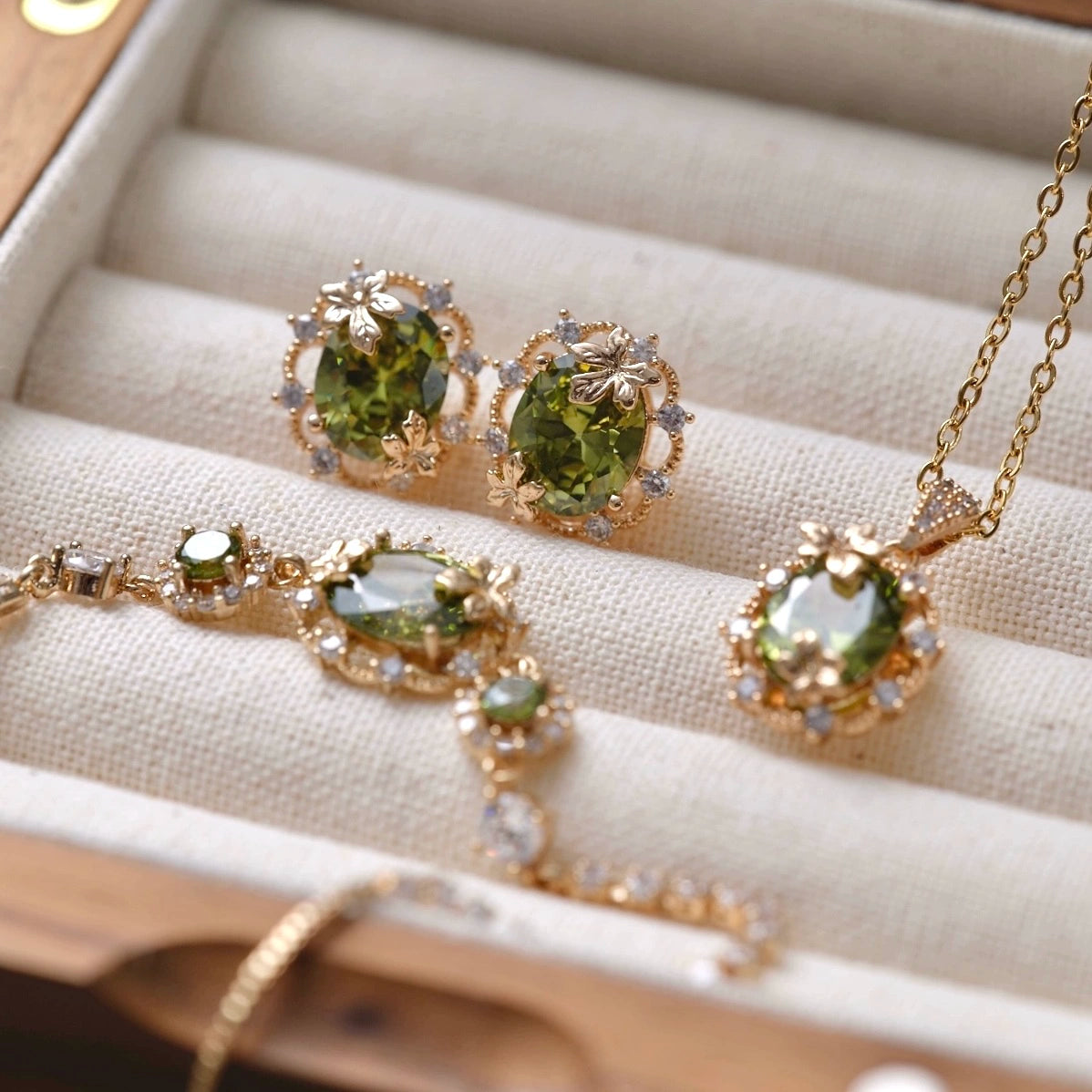 Emerald Forest Dreams Collection – Olive Green Zircon Maple Leaf Jewelry Set (Stud Earrings, Ear Cuff, Bracelet, Necklace)