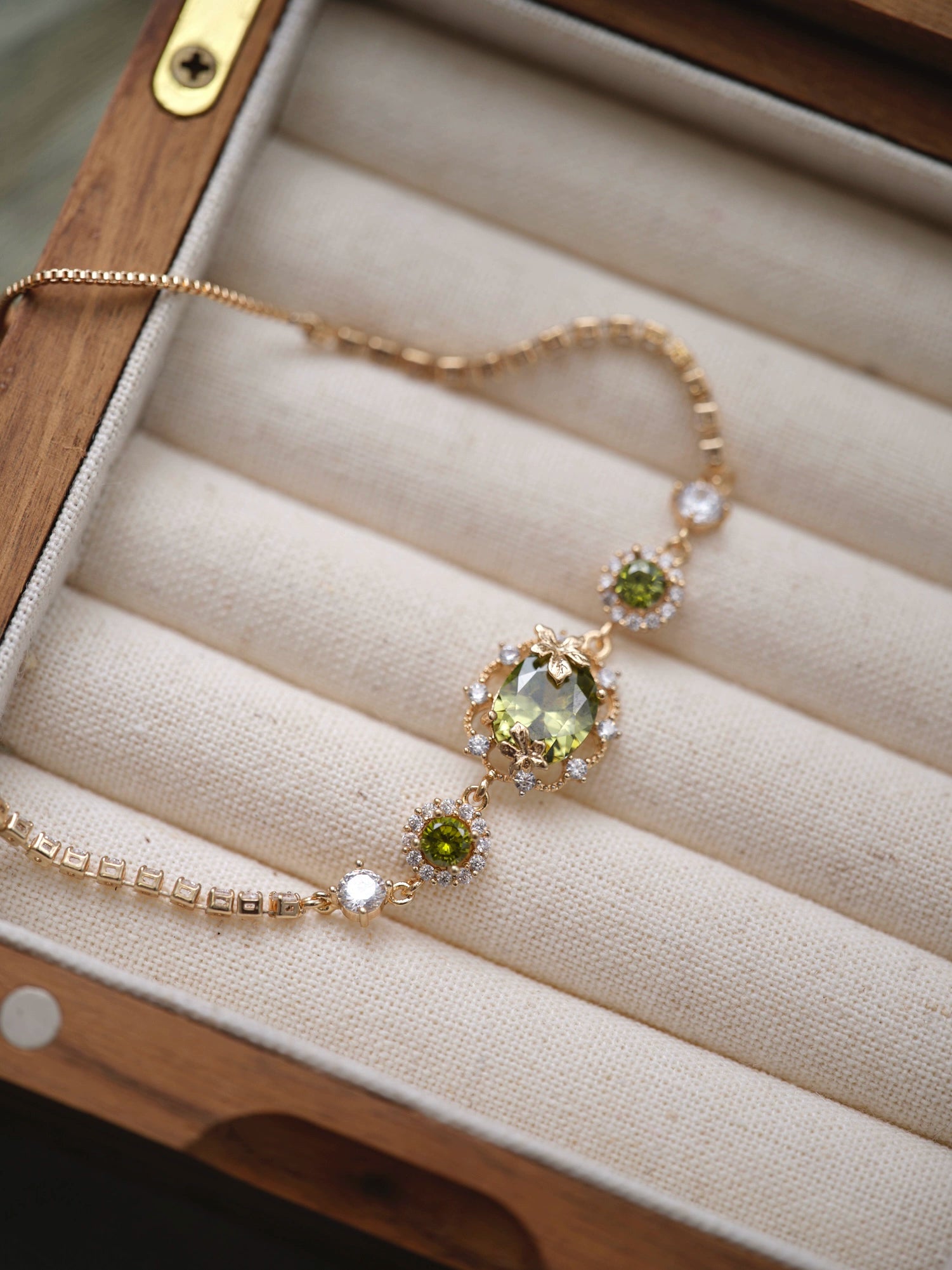 Emerald Forest Dreams Collection – Olive Green Zircon Maple Leaf Jewelry Set (Stud Earrings, Ear Cuff, Bracelet, Necklace)