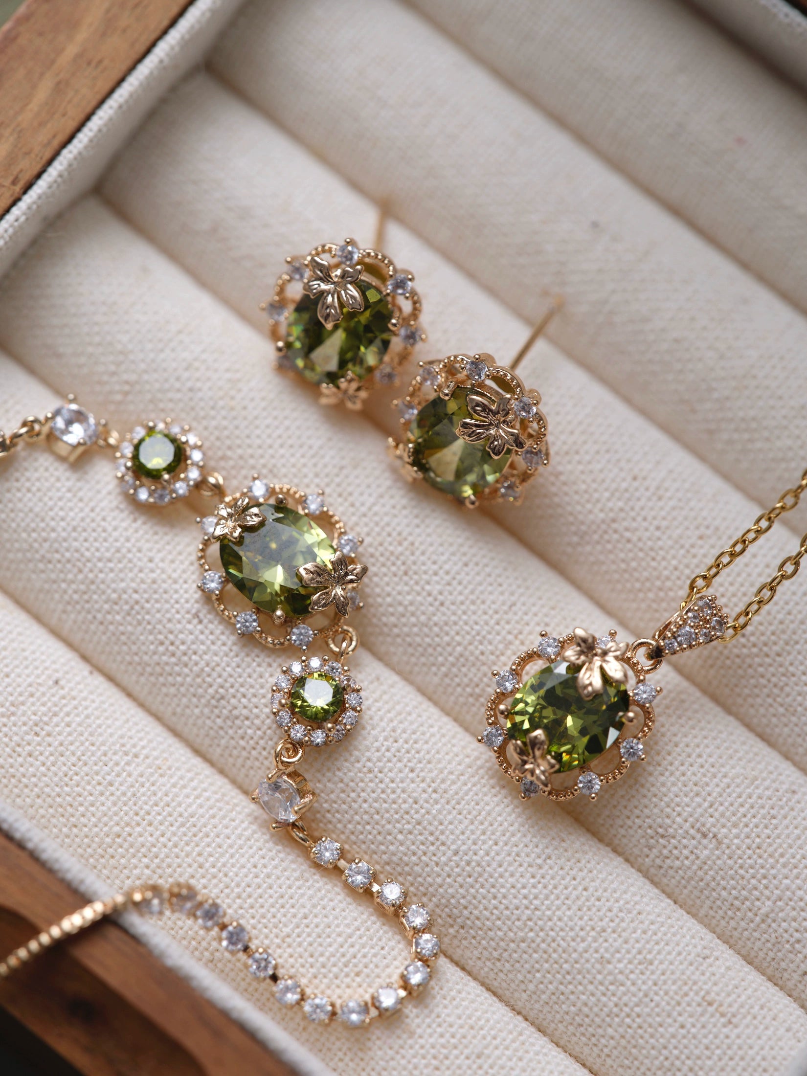 Emerald Forest Dreams Collection – Olive Green Zircon Maple Leaf Jewelry Set (Stud Earrings, Ear Cuff, Bracelet, Necklace)